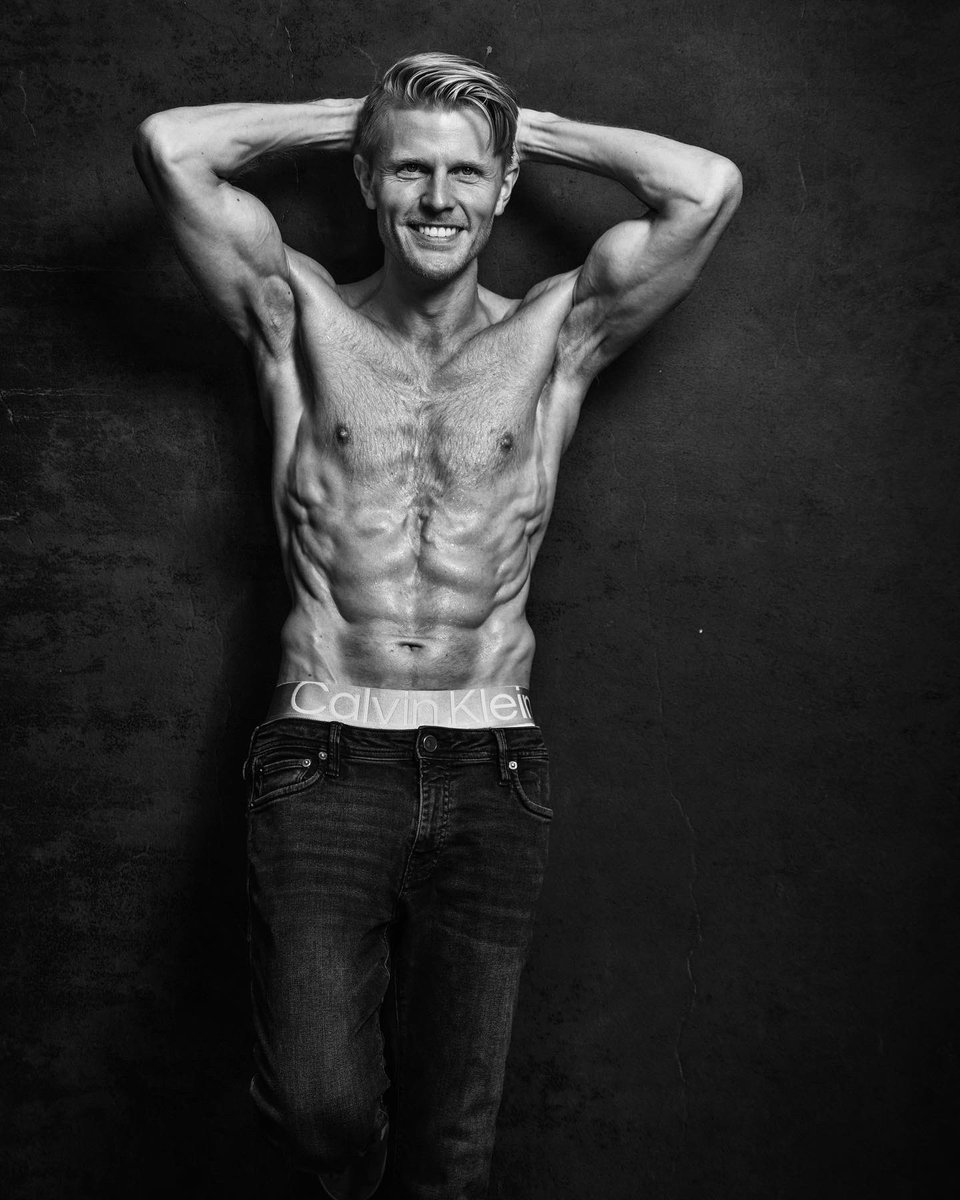 It's been one year since I started my journey towards a fit and healthy lifestyle with Leanne Marshall and it's been an amazing experience. If you're looking to make a positive change, I highly recommend giving it a try. It's honestly one of the best decisions I've ever made. 🏋️