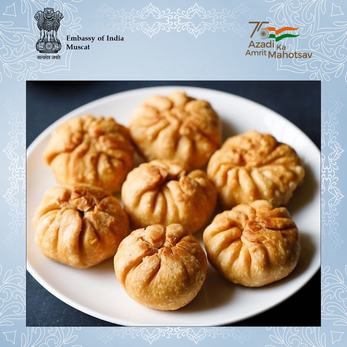 Indemb_Muscat's tweet photo. #IndiaStories
Lilva #Kachoris! Fried with love, stuffed with spiced peas.
This snack is an exclusive identity of #Gujarat. Incredibly delicious & crunchy. It is mildly spicy & sweet. The filling is prepared with cashews & raisins to emphasize flavour of pigeon peas & green peas. https://t.co/XOZ3nqXRtm