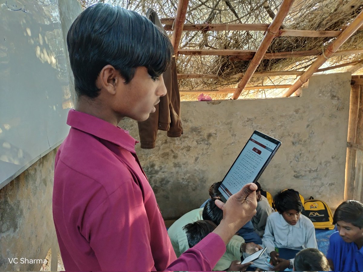 TharEduAlliance's tweet photo. اس ٹیکنالوجی کے دور میں #MiddleTech  سینٹر نہارے کی ڈھانی تھرپارکر کے طلباء بھی اب ٹیبلیٹ 📲 پر سیکھ / پڑھ رہے ہیں۔

 یے مڈل ٹیک سینٹر تھر ایجوکیشن الائنس اور جائیکا کے تعاون سے چل رہا ہے ۔
@AqalJica @jica_direct_en
#LetsEducateThar https://t.co/51yXNFPVPu