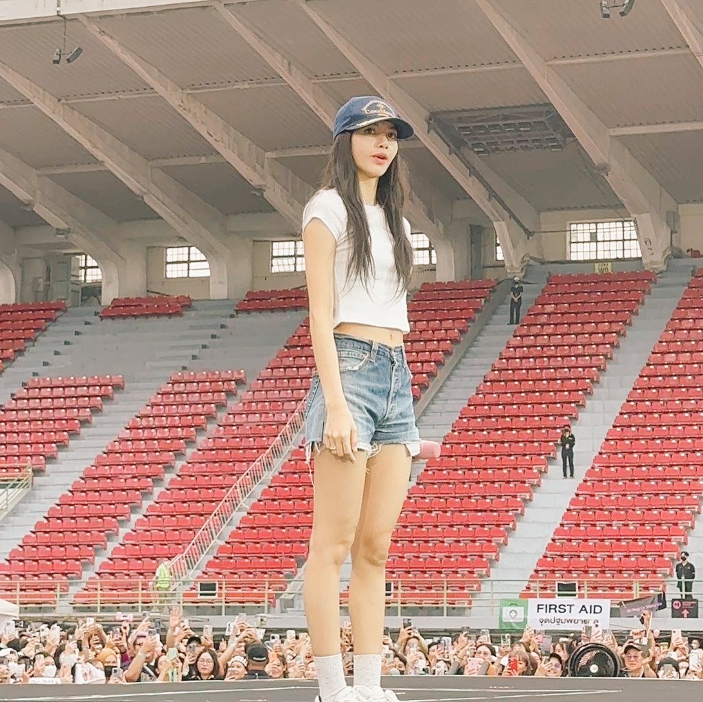 S_pp32's tweet photo. เทห์ครับ #LISA https://t.co/Xd08xJBHO2