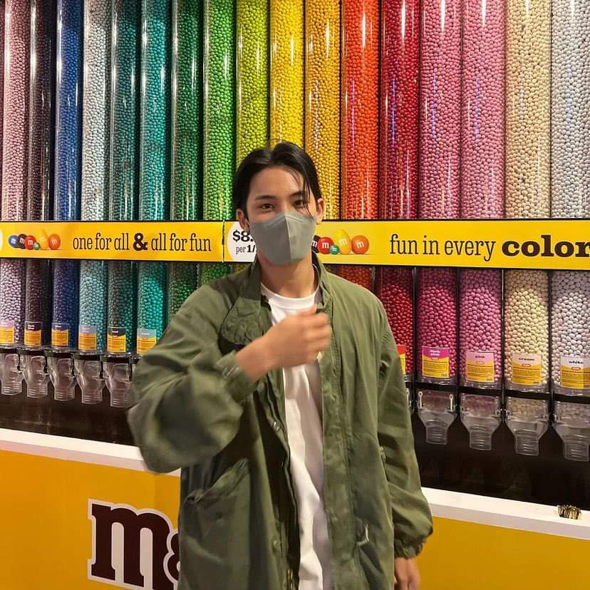 zinc_99's tweet photo. 🌈 น้องหม่อนกับช็อคโกแลตสายรุ้ง
 W/ @methamhon https://t.co/2Jt8VXV5yQ