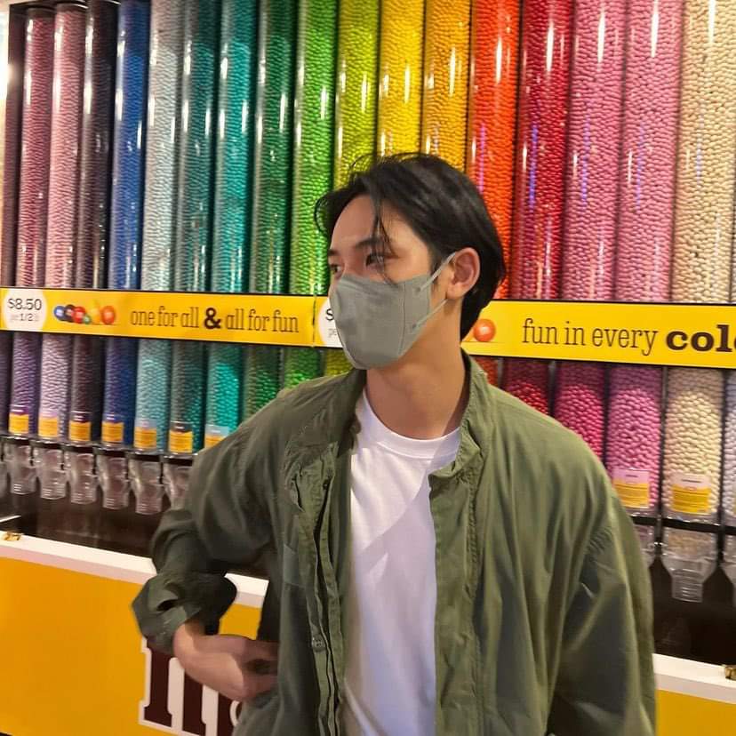 zinc_99's tweet photo. 🌈 น้องหม่อนกับช็อคโกแลตสายรุ้ง
 W/ @methamhon https://t.co/2Jt8VXV5yQ