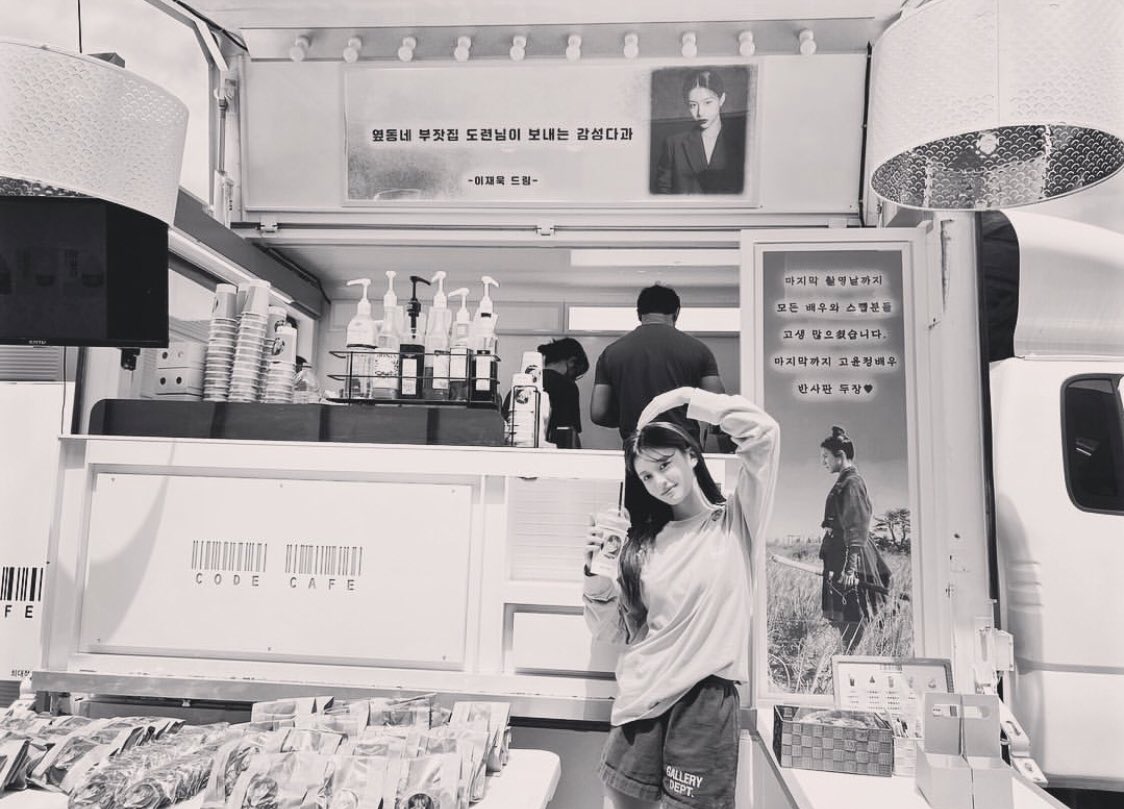 gyjcults's tweet photo. lee jaewook the best boyfriend ever by sending her a coffee truck😭😭 https://t.co/2tbAtBnToz