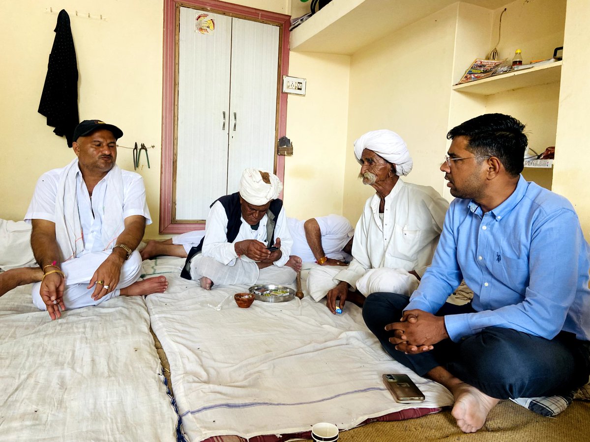 NarpatRajBarmer's tweet photo. आडेल व बाड़मेर ग्रामीण पंचायत समिति में परिवार समान क्षेत्रवासियों का दुःख बांटने का प्रयास किया।

#निम्बलकोट स्व. श्री दुदाराम जी जानी के निवास पर जाकर शोक संवेदना व्यक्त की।

#अनखिया श्री रखबाराम जी मेघवाल के माताजी के निधन हो जाने पर निवास पर जाकर संवेदना व्यक्त क https://t.co/9LxGLwFp2q