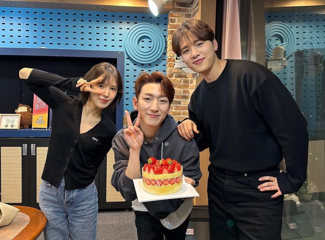 wandj221's tweet photo. They're the best who sing all the songs perfectly every time🫶

Donghwan, a family of the Youngstreet, happy birthday in advance〰️💙

📸: https://t.co/MmW6iR3DGJ https://t.co/3Mfu2uMCO7