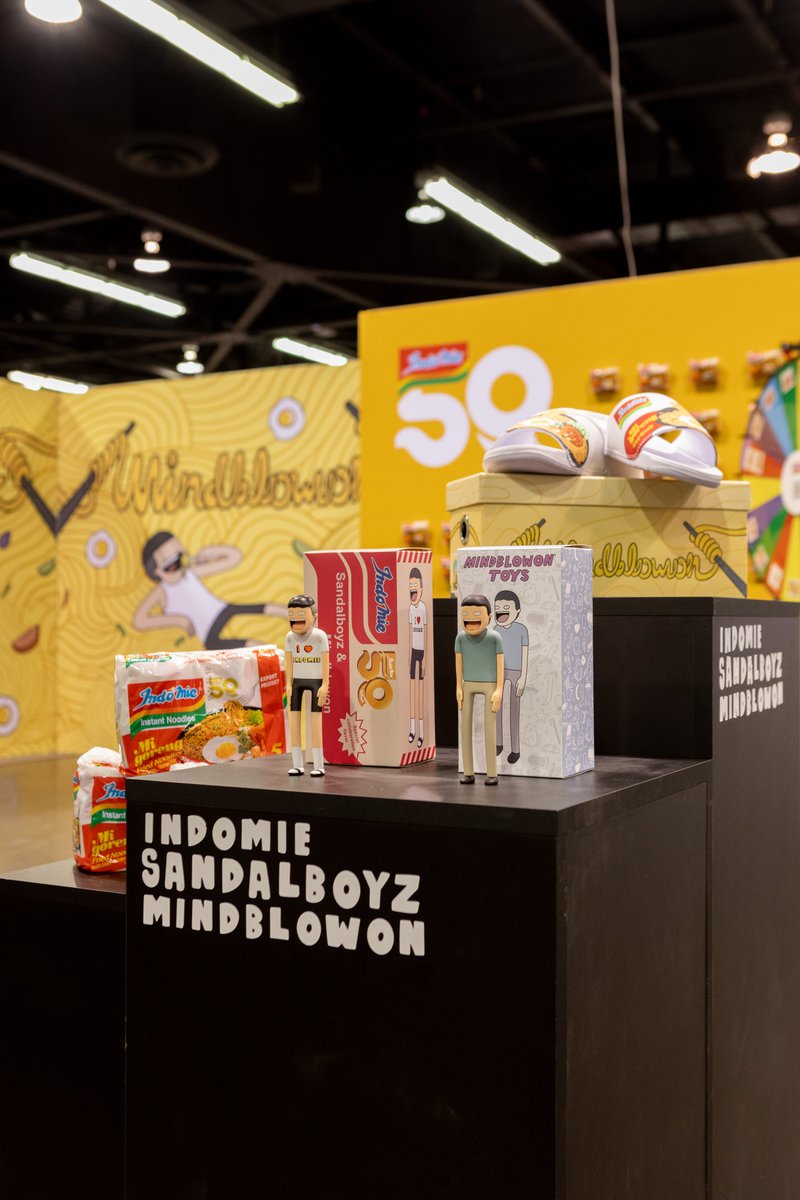 Mindblowon_io's tweet photo. We also collaborated the legendary instant noodle, Indomie from Indonesia &amp; also LA based cozy streetwear brand @sandalboyz and made some faces smile at @DesignerCon with our collaboration sandals, toys and of course free Indomie 🩴🍜🧸 https://t.co/WPX2KXanF3