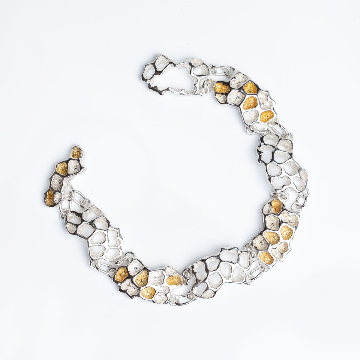 Still time to treat yourself in my SALE 💍 Mexican #coraljewellery collection starts at just £35. Earrings, a bracelet, a necklace &amp; cufflinks, formed from coral I collected on a beach 🌊

Shop 👉 janeorton.com/product-catego…

#handmadejewellery #jewellerydesigner #madeinderby