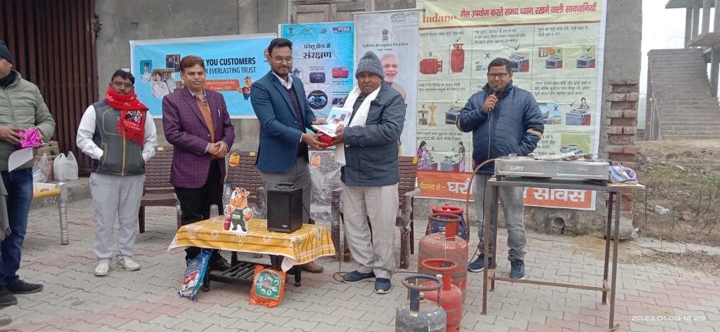 Karnal_AO_IOCL's tweet photo. On occasion of #IndianOilCustomersDay felicitation of Commercial and domestic customers done in Karnal Sales Area under Karnal Indane DO @DirMktg_iocl @EDLPGIOCL @Bohrashyam2 @IndianOilcl https://t.co/7vBKAirIvl