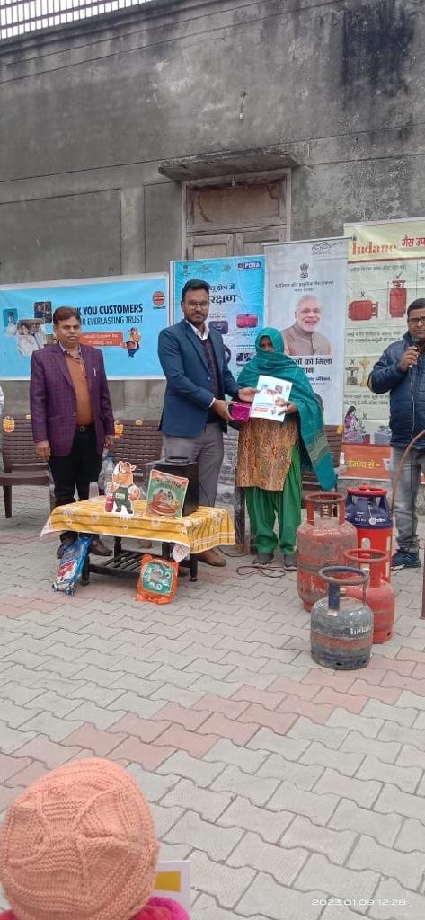 Karnal_AO_IOCL's tweet photo. On occasion of #IndianOilCustomersDay felicitation of Commercial and domestic customers done in Karnal Sales Area under Karnal Indane DO @DirMktg_iocl @EDLPGIOCL @Bohrashyam2 @IndianOilcl https://t.co/7vBKAirIvl