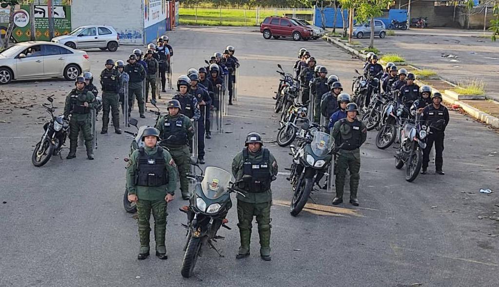 Solo el Estado podrá poseer y usar armas de guerra. #FANB desplegada garantizando la Paz social y la seguridad ciudadana ! 

#CEOFANB