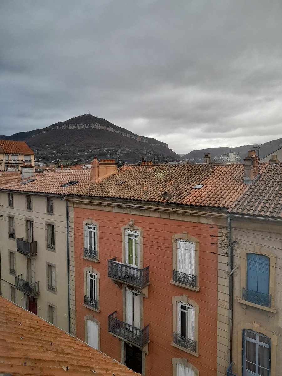 MeteoFrance_SE's tweet photo. Les #ObsParticipatives de ce matin permettent d'apprécier ce phénomène :
A gauche, photo depuis #Millau (12) en amont du relief 👉 temps gris et humide.
A droite, photo depuis #SaintChinian (34) en aval 👉temps clair avec arc-en-ciel sur ciel bleu en direction du #foehn.
2/2 https://t.co/dkovUy0ThS