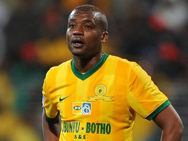soccerzela's tweet photo. You can only pick ONE striker to lead your attack .... Who you going for?

A. Bhele Nomvethe 
B. Mabhuti Khanyeza
C. Killer Mphela
D. Shaun Bartlett
E. Sibusiso Zuma https://t.co/zSLLtGALMa