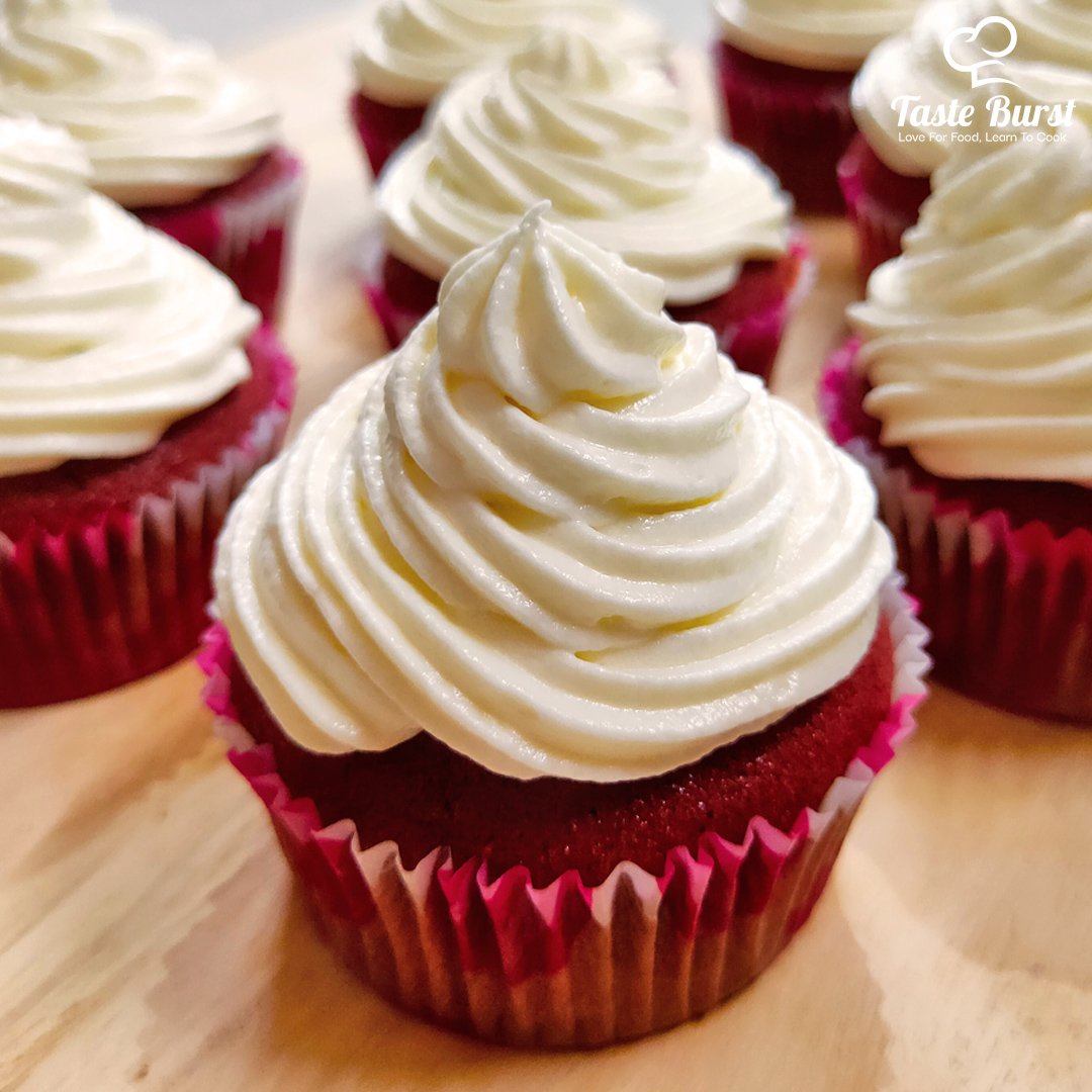 tasteburst's tweet photo. How about some delicious 🤤 red velvet cupcakes with cream cheese frosting?
Link: https://t.co/274JgN7qKs

#recipe #baking #cake #cakes #Bakersfield #BakingIt #CupCakes #delishkitchen #food #Foodies #sweet #dessert #goodfood #instafood #sweettooth https://t.co/ibqWj0qln9