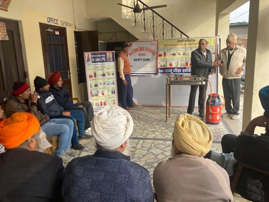 Karnal_AO_IOCL's tweet photo. On occasion of #IndianOilCustomersDay safety clinics conducted by Karnal LSA distributors under KIDO to aware customers about safe usage of LPG. #Indane @DirMktg_iocl @EDLPGIOCL @Bohrashyam2 @IndianOilcl https://t.co/68Wg0OeDxS