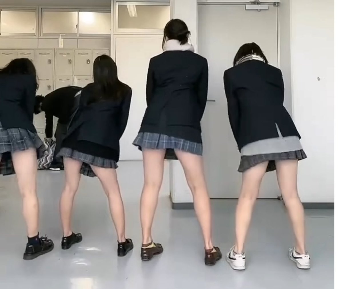 女子高生　パンモロ  / X