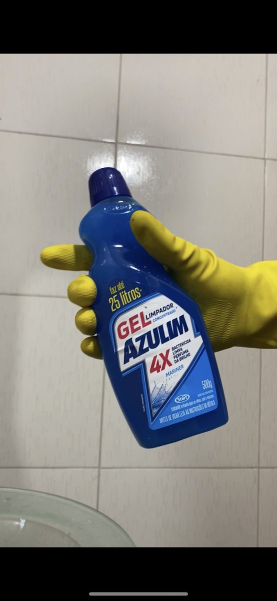 LuizLimpei's tweet photo. 🚨🧼PRODUTOS USADOS NO LIMPEI EAE!?🧼🚨

*Banheiro Solteiro Romântico*

AzulimGel - Um sabão bactericida, usei no chão, paredes e vaso. É universal. Tem um cheiro de frescor

Azulim Tira Limo - Um limpador de uso diário, spray, com cloro ativo. Potente, foi excelente no Blindex. https://t.co/dlCpMYwbWK