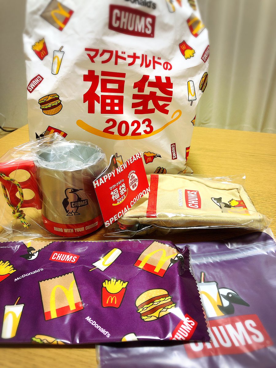 yatchanyattuke's tweet photo. 年末 マクドナルドにも福袋があることを知った😳  だけど 抽選会応募は既に締め切られてた😭
今日ふと入ったマクドナルド🍔🍟に 福袋が😀✨
迷わず 購入😁
CHUMSとコラボ😍😍ソロキャン用のマグやポーチ クリーナークロス ジッパーポーチ付いてました✨

 #マクドナルド福袋
 #CHUMSとのコラボ https://t.co/2VpRN30uTp