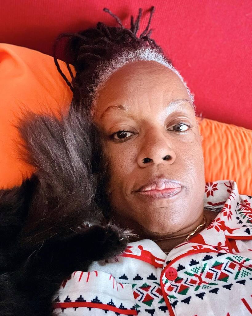 Waking up to #catfeet and a #cattail on your face. #norwegianforestcat #whereszander #catsofinstagram #blackcatsofinstagram #goodmorning #rootsneeddoing instagr.am/p/CnMiPLLuYFy/