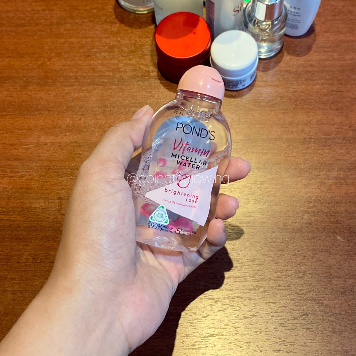 goingtoglowing's tweet photo. Pertolongan pertama saat first cleanser ketinggalan pas lg traveling; beli Pond’s Vitamin Micellar Water yg kecik segini👌🏻
Harganya gak nyampe 10rb, isi 55ml. Daya bersihnya jg mayan bgt utk residu sunscreen &amp; makeup tipis2 gitu 🤩

🛒 https://t.co/3m0ZQ8ibmD

#racuninskincare https://t.co/CTtmDEyhHb