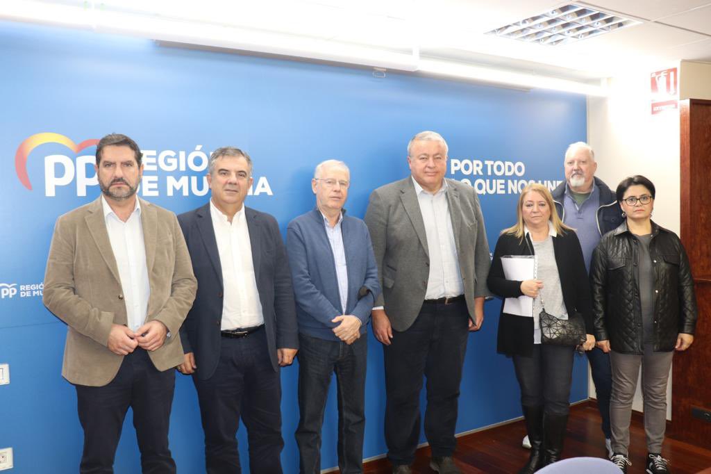 Reunidos con los trabajadores de Garaje León que llevan ya casi un año sin recibir sus salarios, pendientes de una sentencia que resuelva la situación que están padeciendo. Son 17 familias a las que hay que ayudar y en el PP vamos a estar junto a ellos en su lucha. Es de Justicia