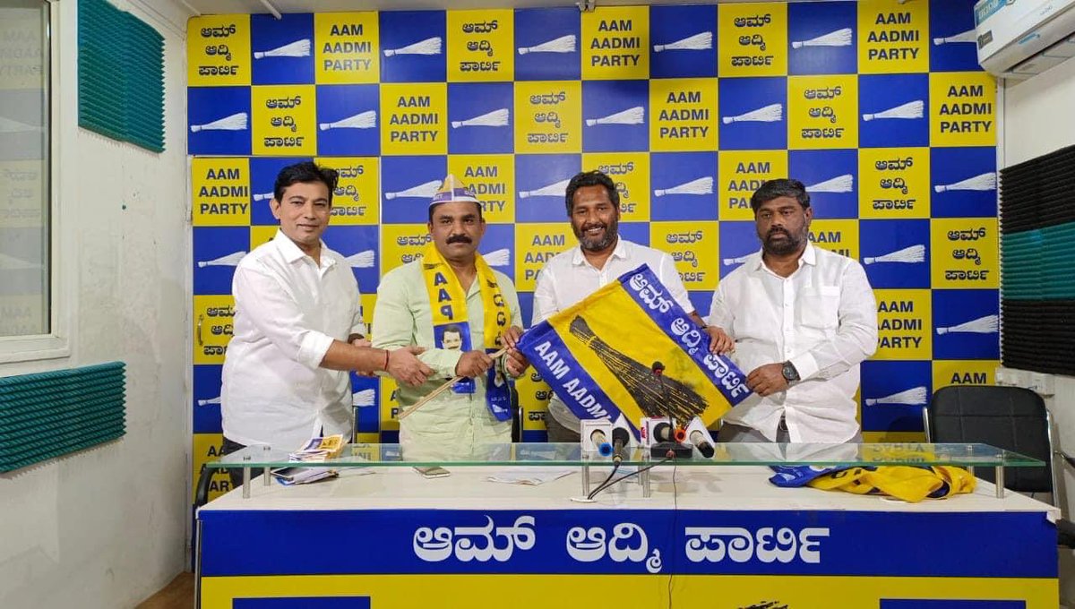 MohanDasari_'s tweet image. ಬಿಜೆಪಿಯಲ್ಲಿ ಬೆಂಗಳೂರು ಗ್ರಾಮಾಂತರ ಜಿಲ್ಲೆಯ ಪ್ರಧಾನ ಕಾರ್ಯದರ್ಶಿಯಾಗಿ &amp;amp; ಜಿಲ್ಲೆಯ ಕಾನೂನು ಘಟಕದ ಸದಸ್ಯರಾಗಿ ಕಾರ್ಯ ನಿರ್ವಹಿಸಿದ್ದ ವಕೀಲ ಸುರೇಶ ಬಾಬು ಅವರು ಇಂದು ಅಧಿಕೃತವಾಗಿ ಆಮ್ ಆದ್ಮಿ ಪಕ್ಷ ಸೇರ್ಪಡೆ ಯಾಗಿ ದೆಹಲಿ ಮಾದರಿ ಶಿಕ್ಷಣ ಮತ್ತು ಆರೋಗ್ಯ ವ್ಯವಸ್ಥೆಯನ್ನು ಬೆಂಗಳೂರಲ್ಲೂ ತರಬೇಕೆಂದು ಪಣ ತೊಟ್ಟಿದರು. #AAPForBengaluru2023