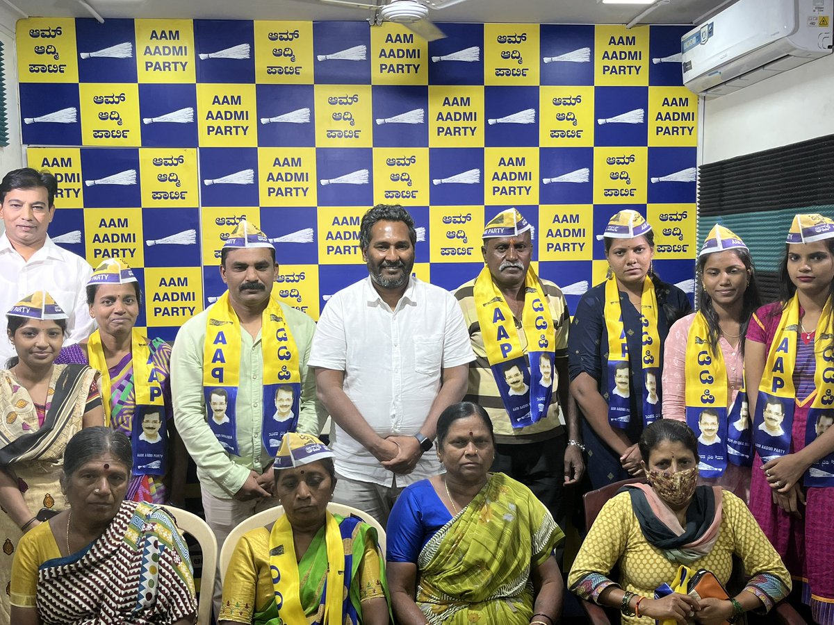 MohanDasari_'s tweet image. ಬಿಜೆಪಿಯಲ್ಲಿ ಬೆಂಗಳೂರು ಗ್ರಾಮಾಂತರ ಜಿಲ್ಲೆಯ ಪ್ರಧಾನ ಕಾರ್ಯದರ್ಶಿಯಾಗಿ &amp;amp; ಜಿಲ್ಲೆಯ ಕಾನೂನು ಘಟಕದ ಸದಸ್ಯರಾಗಿ ಕಾರ್ಯ ನಿರ್ವಹಿಸಿದ್ದ ವಕೀಲ ಸುರೇಶ ಬಾಬು ಅವರು ಇಂದು ಅಧಿಕೃತವಾಗಿ ಆಮ್ ಆದ್ಮಿ ಪಕ್ಷ ಸೇರ್ಪಡೆ ಯಾಗಿ ದೆಹಲಿ ಮಾದರಿ ಶಿಕ್ಷಣ ಮತ್ತು ಆರೋಗ್ಯ ವ್ಯವಸ್ಥೆಯನ್ನು ಬೆಂಗಳೂರಲ್ಲೂ ತರಬೇಕೆಂದು ಪಣ ತೊಟ್ಟಿದರು. #AAPForBengaluru2023