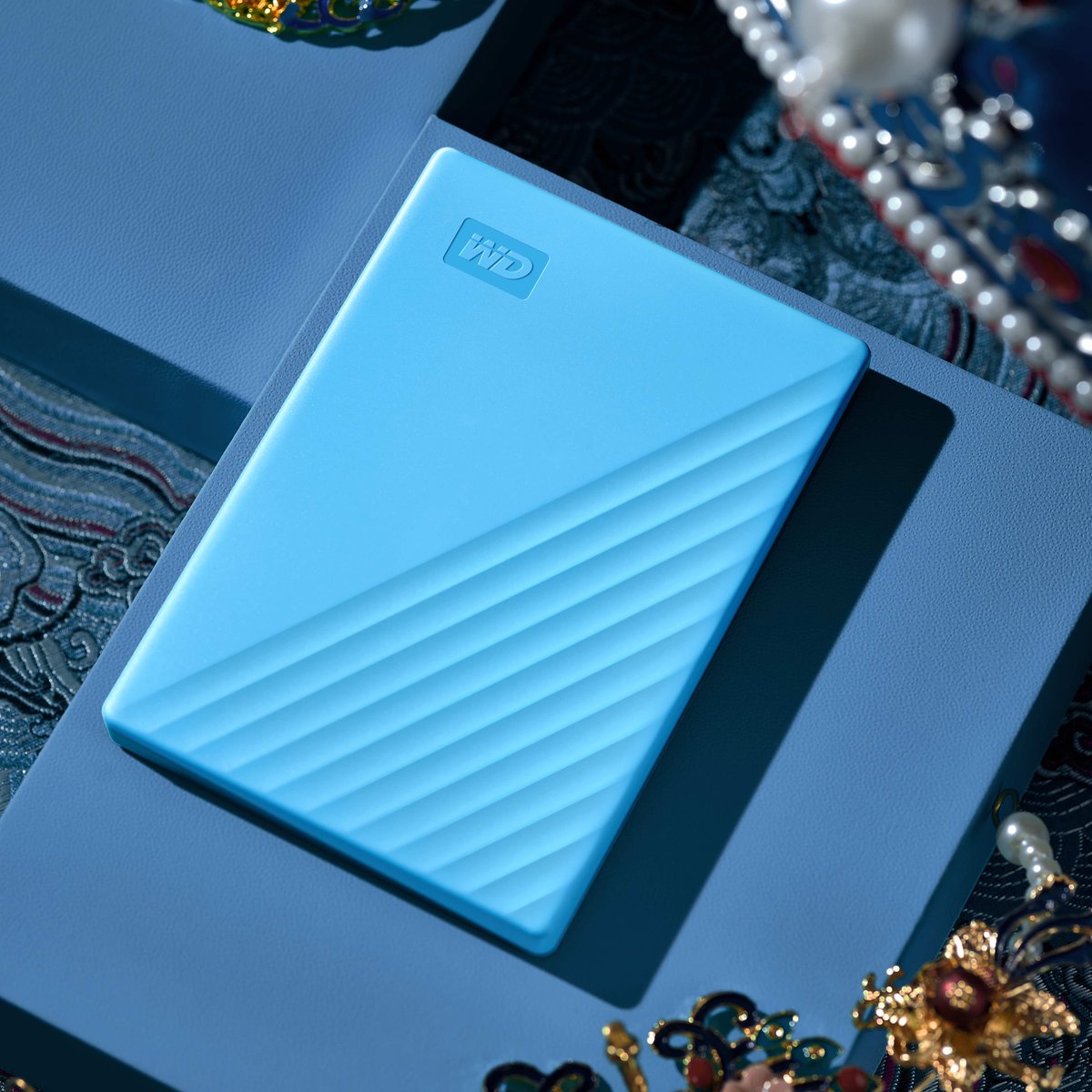 WD_Brasil's tweet photo. Combina com a paleta? 🎨 Com certeza!
O HD Externo WD #MyPassport está disponível em preto, azul e vermelho para o estilo que é a sua cara. #BackupComWD https://t.co/7rnU23zJTZ