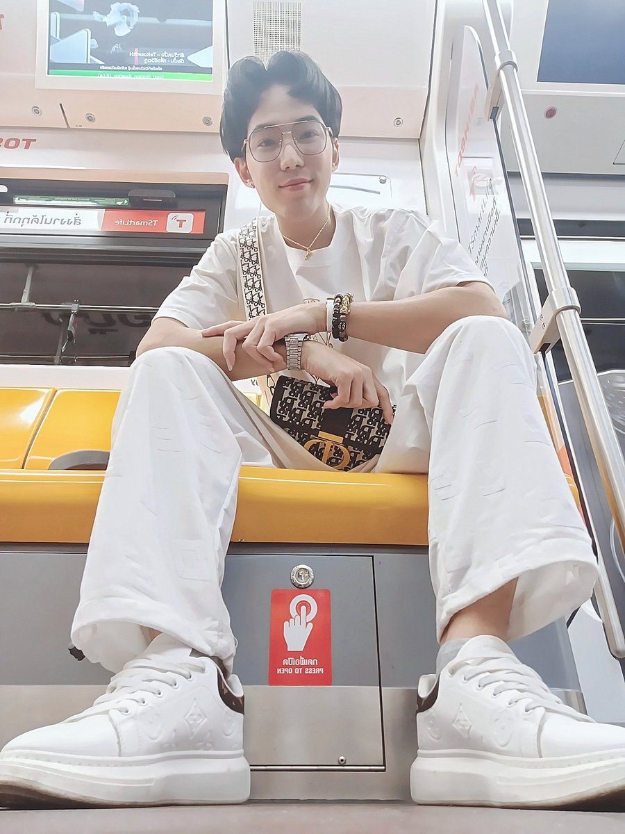 phuri55555's tweet photo. มุมหล่อไม่ค่อยจะมี 😏
มีแต่มุมน่ารักอ่ะได้ไหมครับ 😋
🐎🐼🤍🍀♠️
#ผู้ชายใส่แว่น #ผู้ชายน่ารัก https://t.co/sq0jUwxlPD