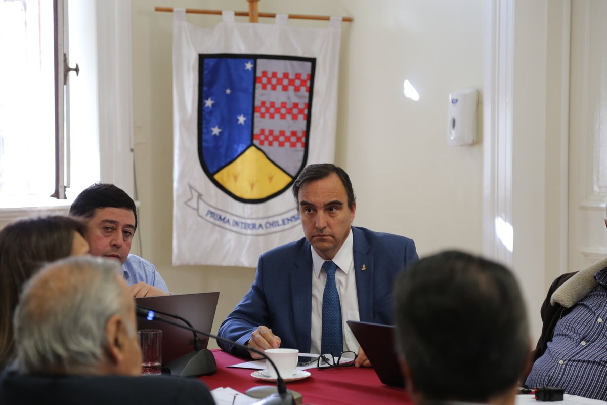 COREMagallanes's tweet photo. Comisión de Presupuesto y Fomento Regional conversa con el Gobernador @JorgeFlies y Jefa de División de Presupuesto y Inversión Regional @emancillam para tratar presupuesto con cargo al año 2023
#DPIR https://t.co/j6S3NTAfH7