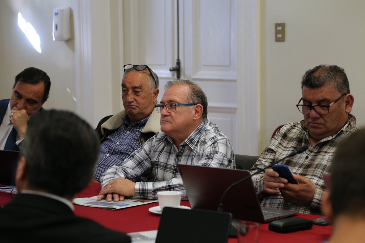 COREMagallanes's tweet photo. Comisión de Presupuesto y Fomento Regional conversa con el Gobernador @JorgeFlies y Jefa de División de Presupuesto y Inversión Regional @emancillam para tratar presupuesto con cargo al año 2023
#DPIR https://t.co/j6S3NTAfH7