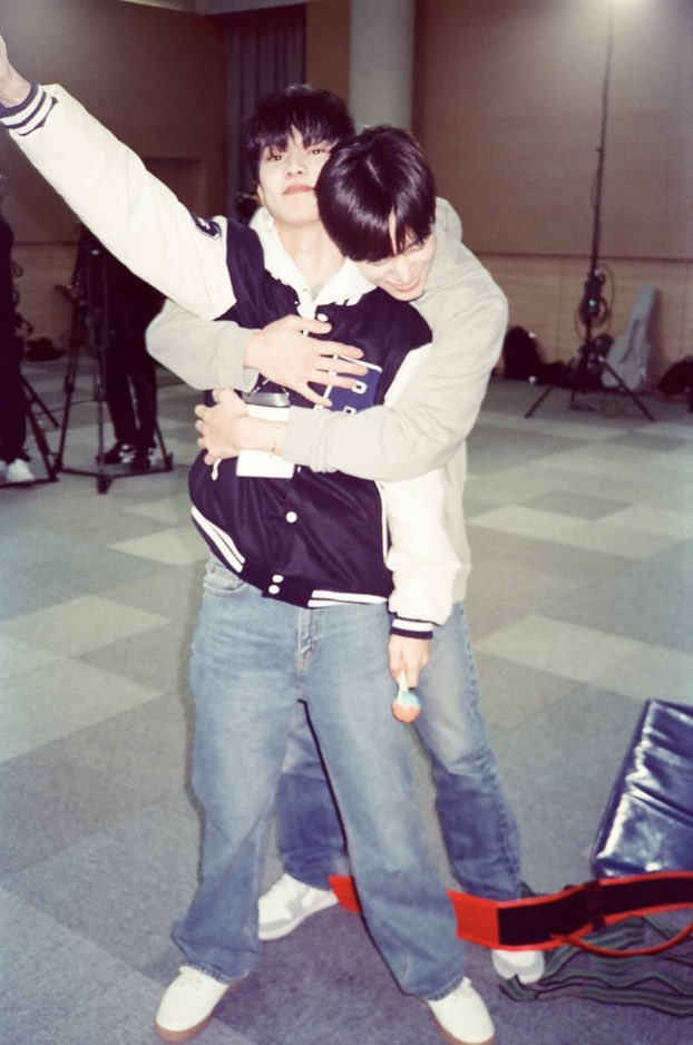 이 사진을 지금 10분동안 보고있음 이게뭐죠...