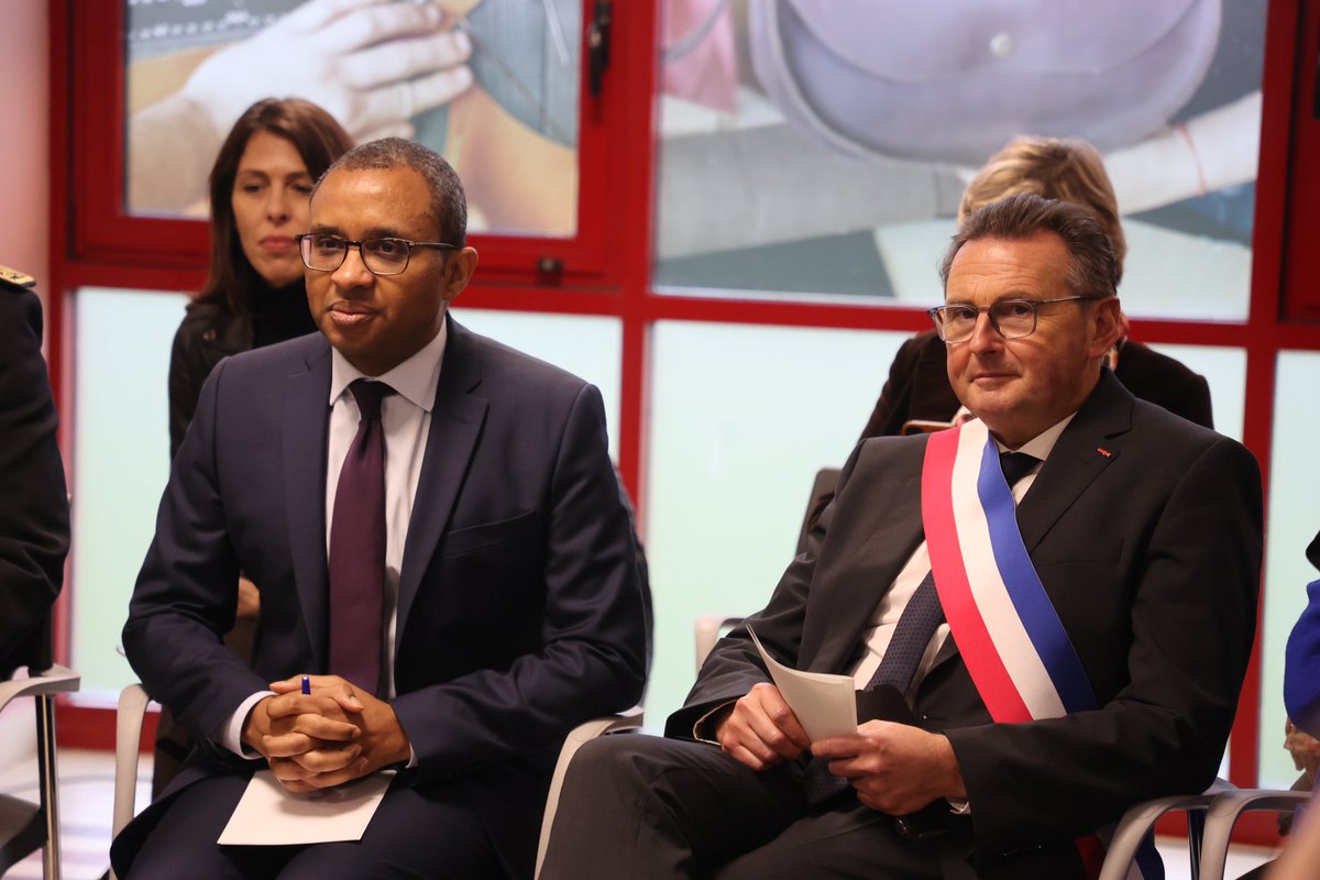 Com. Urbaine Arras (@grandarras) on Twitter photo 📍Place ensuite à la présentation des projets de l’établissement dans le cadre du <a href="/CRefondation/">Conseil National de la Refondation</a>
Corps enseignant et élus du territoire échangent avec <a href="/PapNdiaye/">Pap Ndiaye</a> sur les projets du lycée, les approches pédagogiques et les partenariats locaux et internationaux 📍Place ensuite à la présentation des projets de l’établissement dans le cadre du <a href="/CRefondation/">Conseil National de la Refondation</a>
Corps enseignant et élus du territoire échangent avec <a href="/PapNdiaye/">Pap Ndiaye</a> sur les projets du lycée, les approches pédagogiques et les partenariats locaux et internationaux