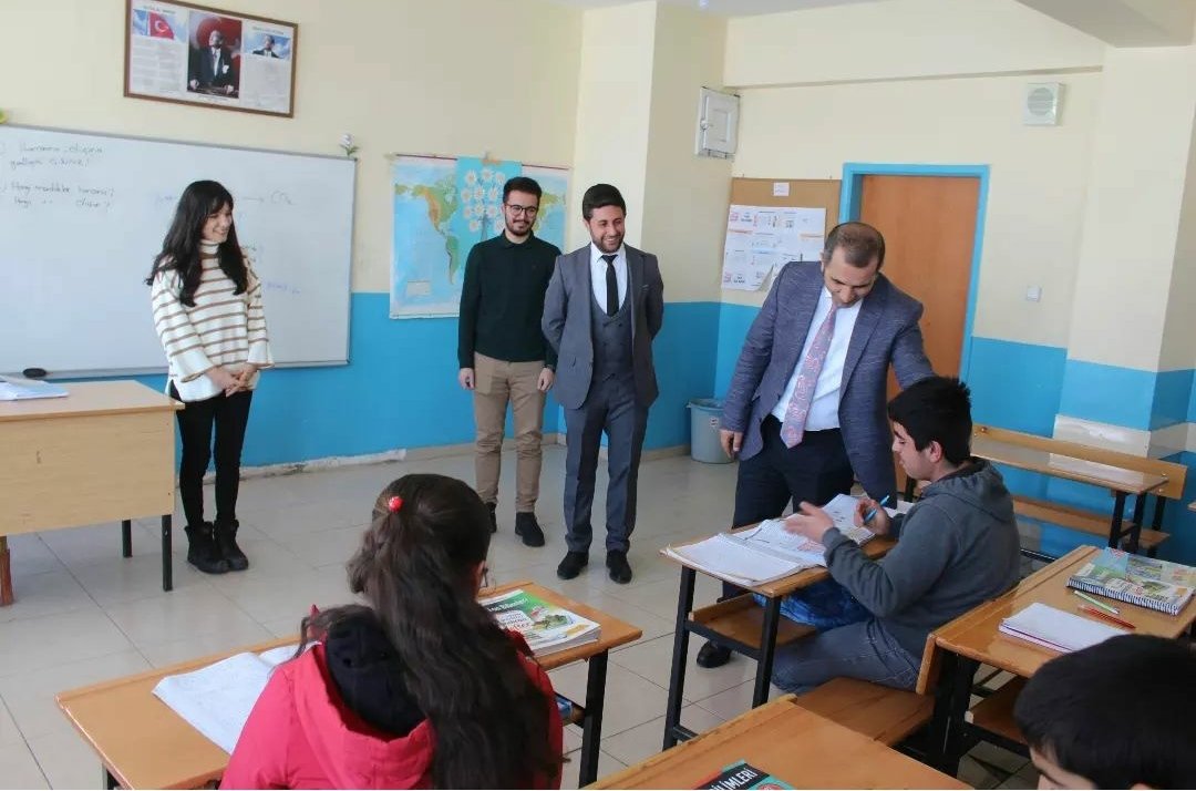 İlçe Milli Eğitim Müdürümüz Sayın Yalçın TUNÇEL okulumuza ziyarette bulunup tecrübelerini bizlerle paylaşarak bizleri onurlandırmıştır.
<a href="/YalnTUNEL2/">Yalçın TUNÇEL</a> 
<a href="/BulanikMem/">Bulanık İlçe Milli Eğitim Müdürlüğü</a> 
<a href="/EnverkV/">Enver KIVANÇ</a>