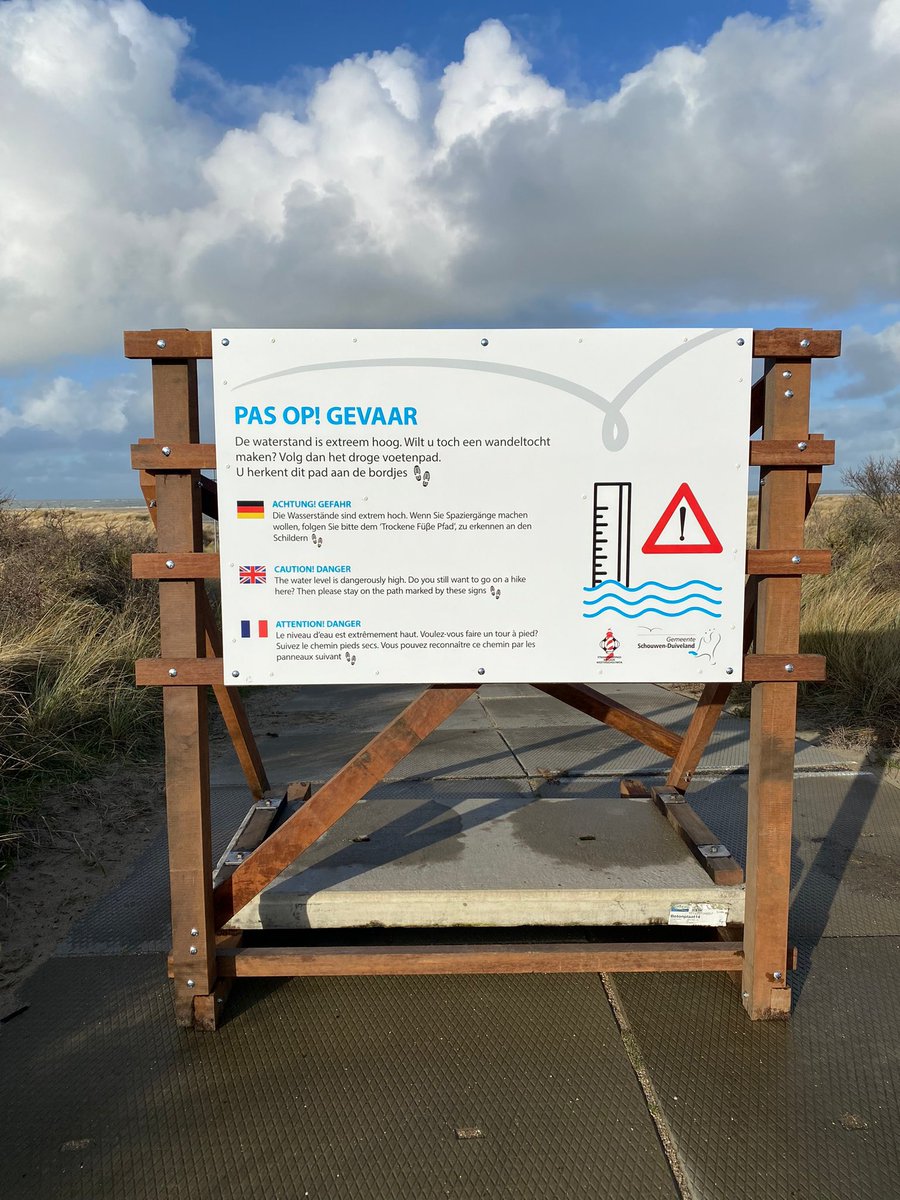 StrandRedding's tweet image. Door hoog water stroomt vandaag niet alleen de Verklikkerplaat maar ook het Verklikkerstrand onder. Daarom zijn er extra borden op de overgangen geplaatst. Voorkom natte voeten! Wandelen over het strand tussen overgang Julianahoeve en het Duinhoevepad raden we maandagmiddag af.