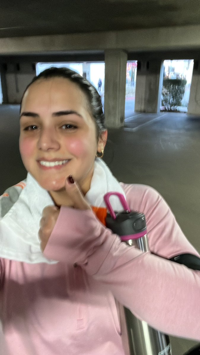 Dos alarmas y no escuché ninguna 🤡 PERO IGUAL FUI A LA SIGUIENTE CLASE 👸🏽 feliz Lunes compadritos por un 2023 flacos 😂