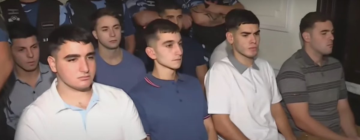 🚨 LOS ASESINOS, SIN BARBIJOS
- Ciro Pertossi, Matías Beniccelli, Blas Cinalli y Lucas Pertossi en primera fila
- Ayrton Viollaz, Máximo Thomsen, Enzo Comelli y Luciano Pertossi, de fondo
- Comienza la audiencia número 6
📲 viaszeta.com