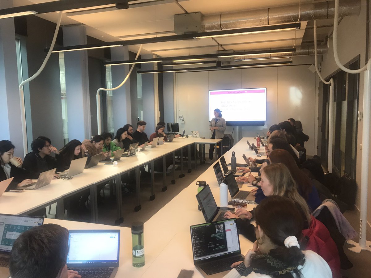 JannaJoceli's tweet photo. #dmi23 #smartdatasprint full room for @edekeulenaar tutorial on Natural language processing for digital methods research using 4CAT https://t.co/L6hUEcaWIu