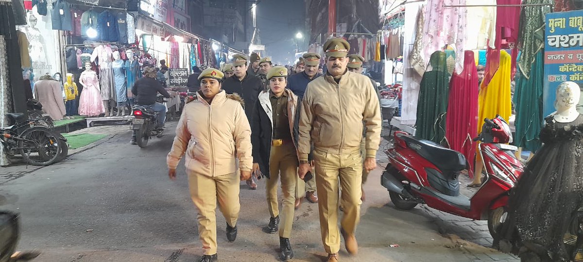aligarhpolice's tweet photo. #SSP_Aligarh श्री कलानिधि नैथानी के निर्देशन में अलीगढ़ पुलिस द्वारा अपराध नियंत्रण, कानून एवं शान्ति व्यवस्था के दृष्टिगत भीड़भाड़ वाले स्थानों, बाजारों, मुख्य चौराहों एवं मिश्रित आबादी वाले संवेदनशील स्थानों पर पैदल गश्त किया जा रहा है।
#AligarhPolice
#Footpatrolling https://t.co/tA7WmX50Yg