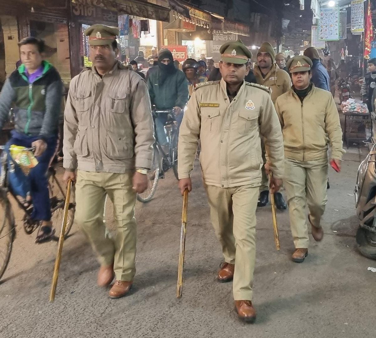 aligarhpolice's tweet photo. #SSP_Aligarh श्री कलानिधि नैथानी के निर्देशन में अलीगढ़ पुलिस द्वारा अपराध नियंत्रण, कानून एवं शान्ति व्यवस्था के दृष्टिगत भीड़भाड़ वाले स्थानों, बाजारों, मुख्य चौराहों एवं मिश्रित आबादी वाले संवेदनशील स्थानों पर पैदल गश्त किया जा रहा है।
#AligarhPolice
#Footpatrolling https://t.co/tA7WmX50Yg
