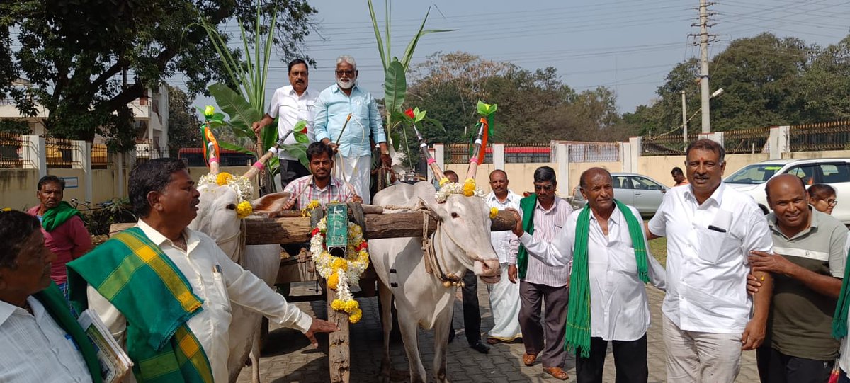 MarketingKarna1's tweet photo. Vijay Karnataka conducted   Super Star Raitha program Awarding the Super Start Raitha- on 9th Jan'23  in Chamrajnagara Kolegala 
#UnionBankOfIndia #nutriment #coromandel #ReshaMandi #mangalaraithaprathibe #ZuariFarmHub
#Zuari
#farmhub https://t.co/IzQL7V2NIA