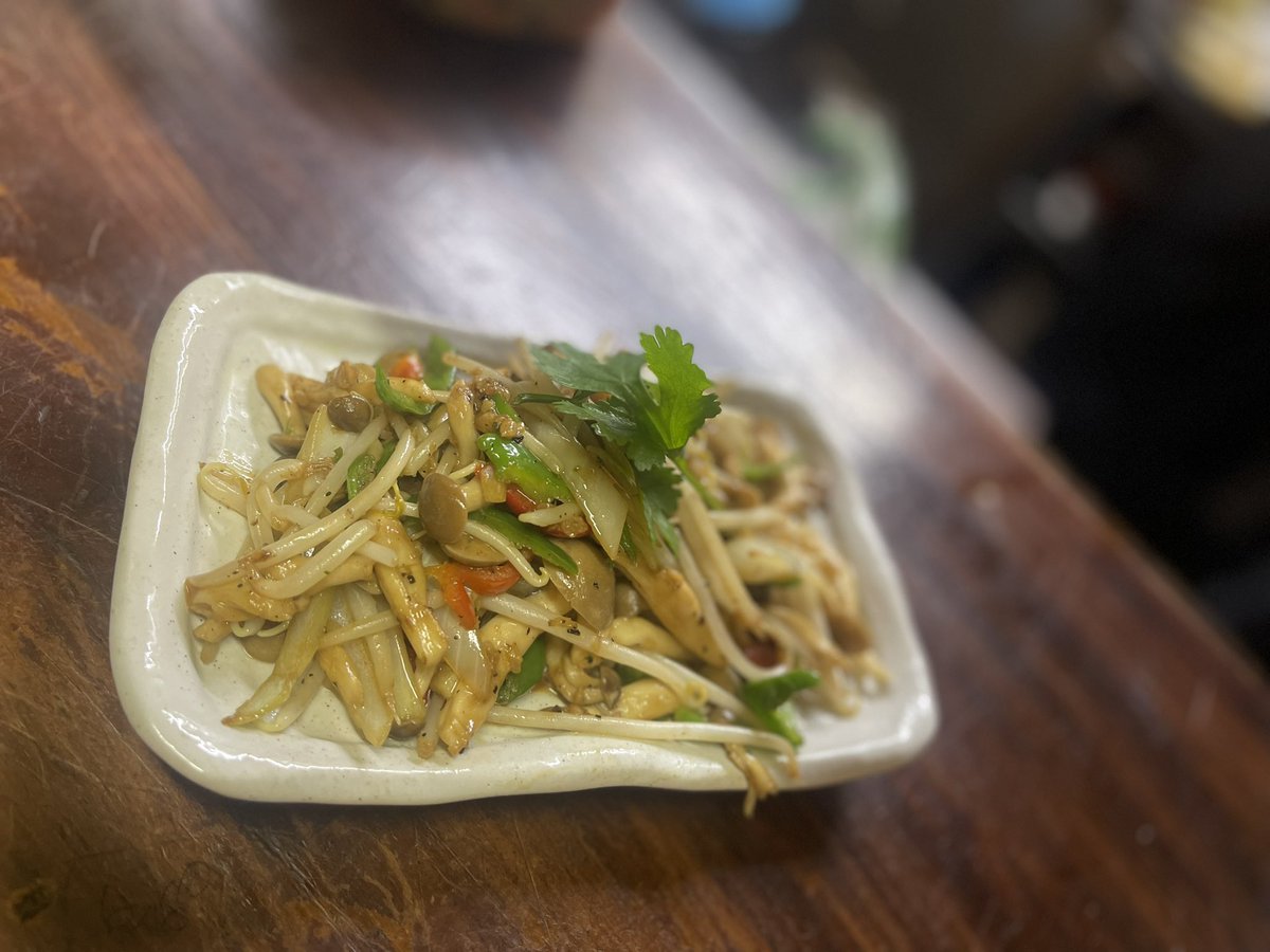 LamaDining's tweet photo. このスナックは口が渇きますか? 🍽️😋🙂😆 これはおいしいグミきのこのソテーです. 一口食べましょう 🤟🍽️🤟
#indinrestaurent #インド料理ラマ #インド料理店 Asian Dining Lama #カレーやさん #鷺宮 #井荻 #鷺宮カレー #カレーナン https://t.co/IVDke12hRn