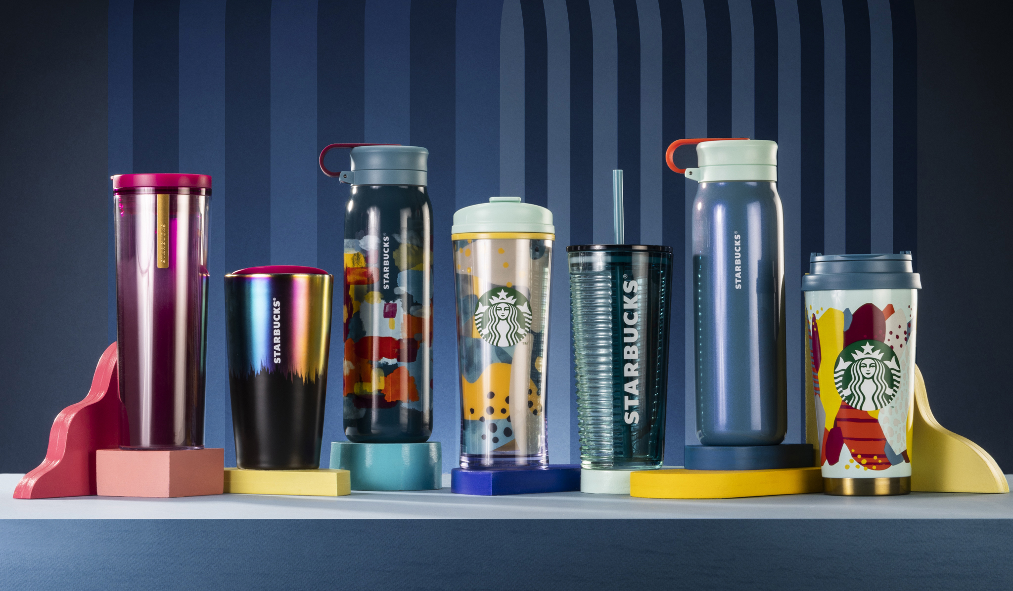 Starbucks México on X: Ven por la nueva colección de temporada y llena de  color tu día mientras disfrutas la bebida que más te gusta en tu lugar  favorito. 🥰💚 #EsMomentoDe  /