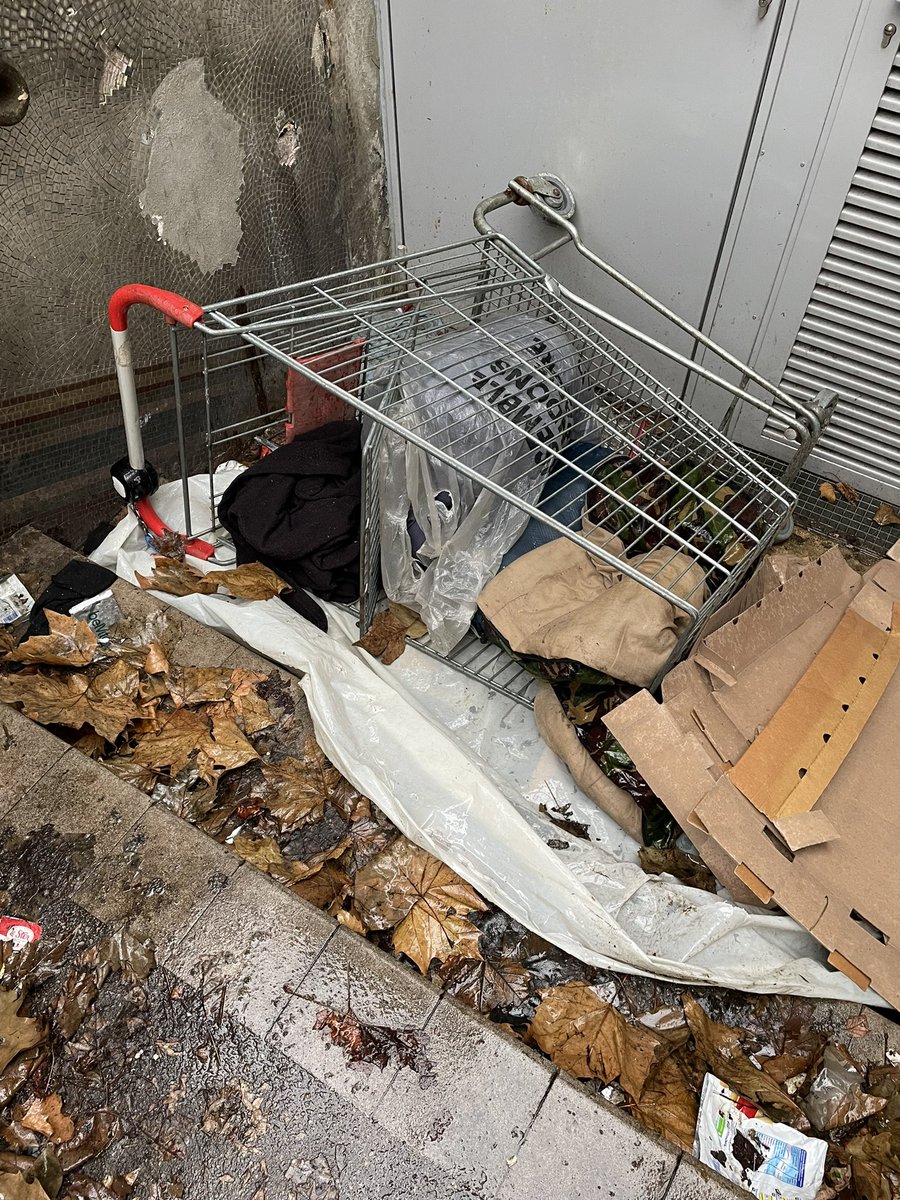 LECUYERCatherin's tweet photo. On attend quoi???? Cc @karen_taieb #Paris8 @Mairie08Paris @Parisjecoute #patrimoine #placedelaMadeleine https://t.co/VcyA2ZVoRi