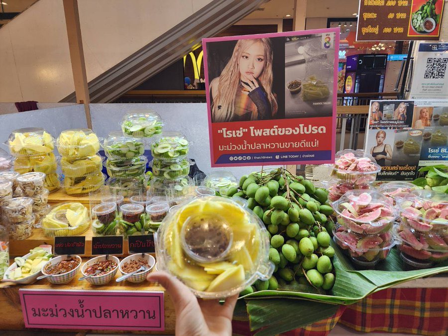 BLACKPINKCNTRAL's tweet photo. #ROSÉ and her love of green mango and sweet fish sauce has been mentioned by the Tourism Authority of Thailand and Thai news media. Thai local shops are also using her photos on their advertising banners to sell the mango 🥭🐟🫙🥹✨@BLACKPINK https://t.co/ubKHv1tj0E