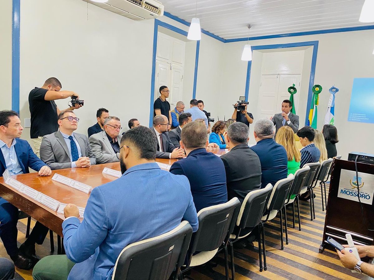 Marigabis01's tweet photo. Prefeito @AllysonBezerra_ realizou na manhã desta segunda, a 1ª reunião com secretários, em sua nova formação. Diálogo e transparência foram palavras-chave usada por ele. Desejamos mais um ano de sucesso e avanços para Mossoró! Parabéns a todos que permaneceram e os novos. 💙🚀 https://t.co/o1XCJ1PtT0