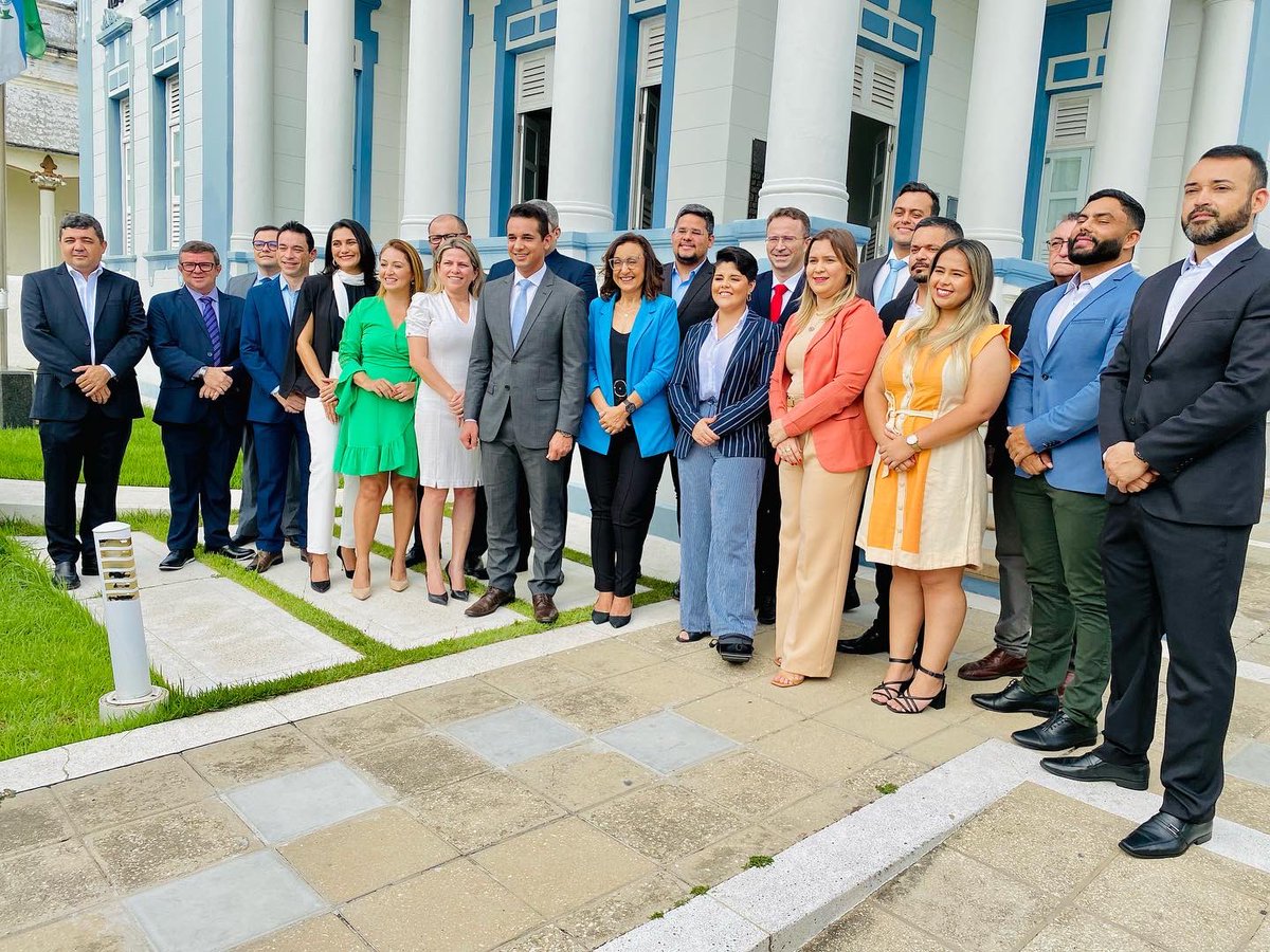 Marigabis01's tweet photo. Prefeito @AllysonBezerra_ realizou na manhã desta segunda, a 1ª reunião com secretários, em sua nova formação. Diálogo e transparência foram palavras-chave usada por ele. Desejamos mais um ano de sucesso e avanços para Mossoró! Parabéns a todos que permaneceram e os novos. 💙🚀 https://t.co/o1XCJ1PtT0