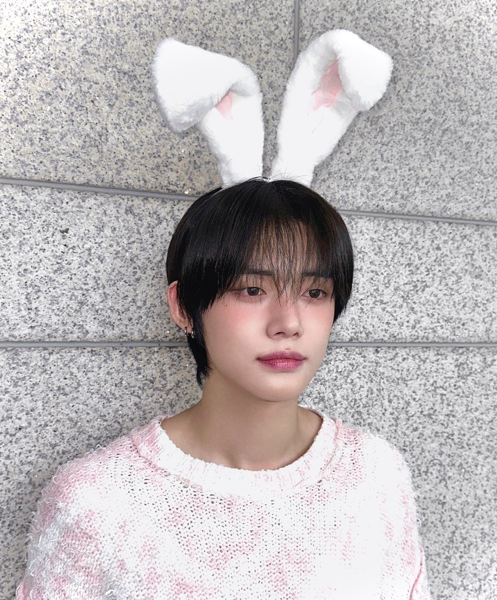 rumahyeonbin's tweet photo. Sbin, dominan omega yang punya sisi rahasia, selalu cari alpha muda di bl4ck mark3t untuk dia beli dan dijadikan 'pelayan'.
Yjun, si alpha muda, masih naif dan polos &amp; punya hidup tragis karna berakhir di kurung, dijadikan objek jual-beli dan akhirnya bertemu Sbin. https://t.co/ZvFVwzEk1K