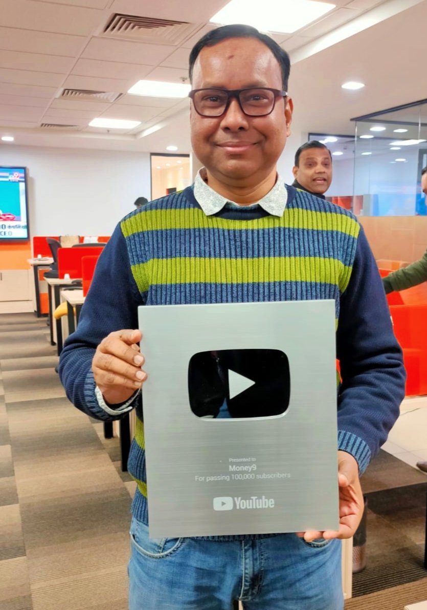 agdinesh's tweet photo. सिल्‍वर बटन यूट्यूब की दुनिया में सफलता की पहली बड़ी सीढ़ी है, लेकिन पर्सनल फाइनेंस जैसे प्रीमियम कॉन्‍टेंट के साथ यह आसान नहीं था. इस सफलता की वजह है... विजनरी लीडरशि‍प और अनुभव एवं युवा जोश के संगम वाली जबरदस्‍त टीम... अभी तो ये अंगड़ाई है...#Hip Hip Hurray #Money9 #TV9News https://t.co/WpdcCxyEp5