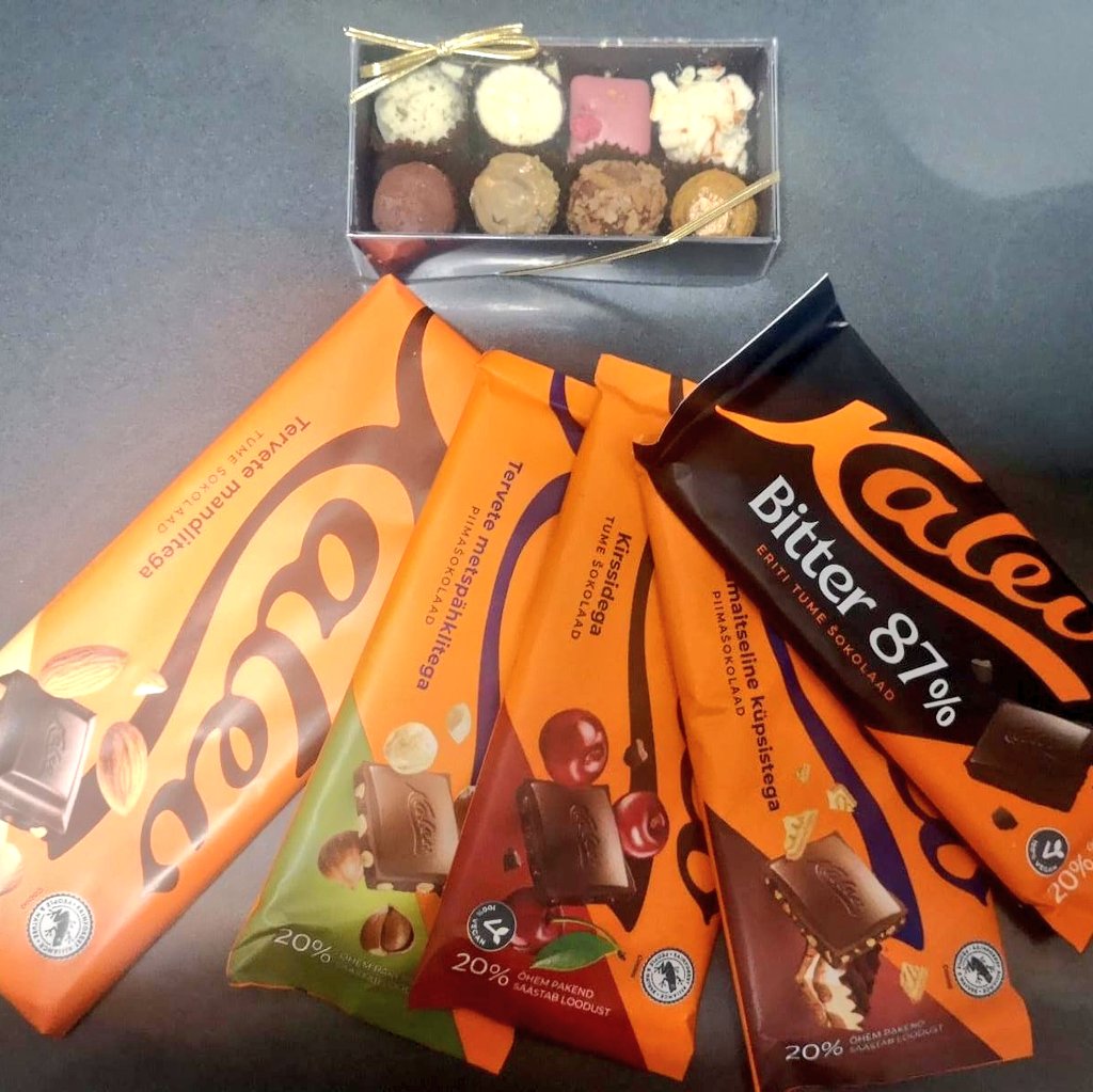 codesherpas_bcn's tweet photo. ¡Hermanas de código🫂!
Es lo que vemos cuando @SarayRadaR nos manda foto de los chocolates que @techiejilma le ha traído de regalito.

#code #friendship #codesherpas https://t.co/iFQ4RYEL8k