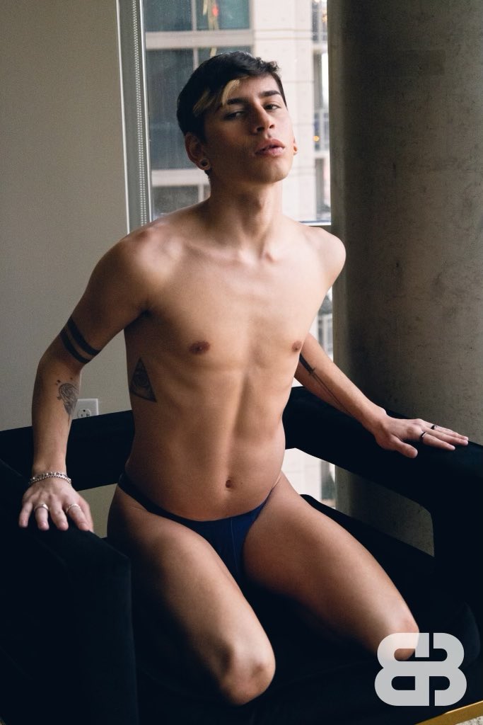 AidenFGarcia's tweet photo. New dick arrives and I erect it 😋 https://t.co/5KjK4wvSCJ